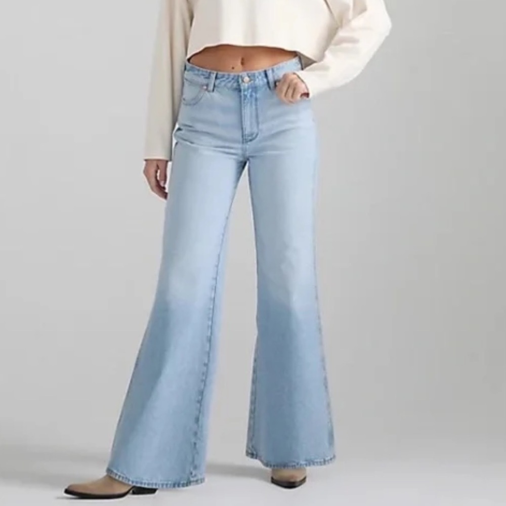 NWT Wrangler Bonnie 683 Loose Flare Jeans in Sonny Light Wash
